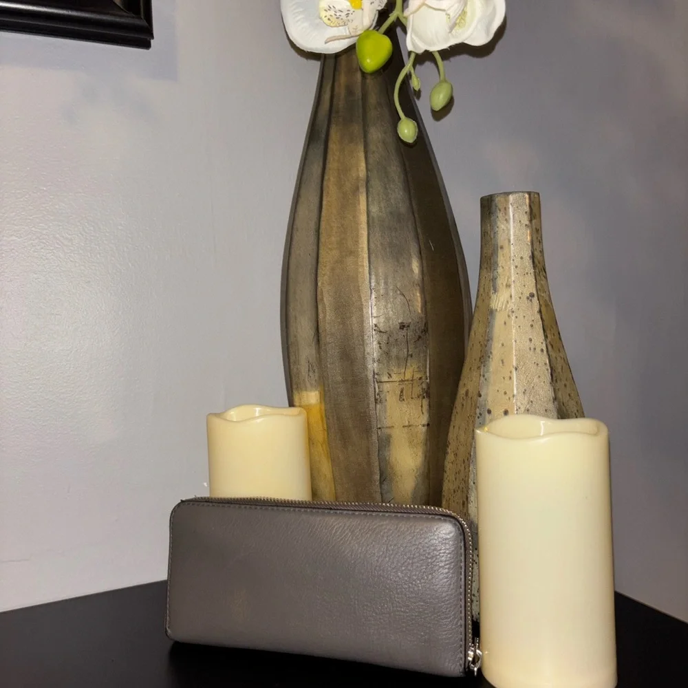 Authentic Marc Jacobs pebbled leather continental zip-around wallet